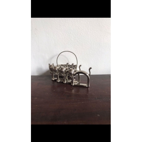 841 - Set of four cat figures Napkin rings in original white metal basket 

Each are 5cm
Total weight incl... 