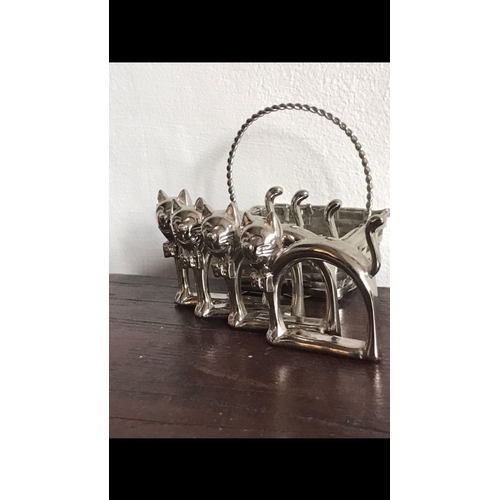 841 - Set of four cat figures Napkin rings in original white metal basket 

Each are 5cm
Total weight incl... 