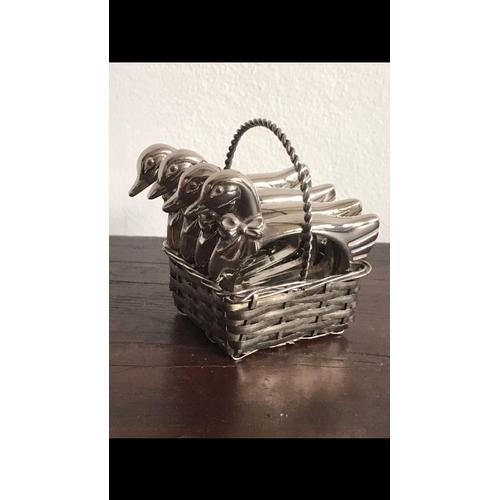 862 - Set of four silver plated Napkin rings in original fitted basket 
Each are 6 cm
Total weight include... 