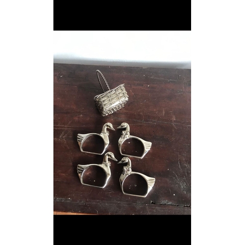 862 - Set of four silver plated Napkin rings in original fitted basket 
Each are 6 cm
Total weight include... 