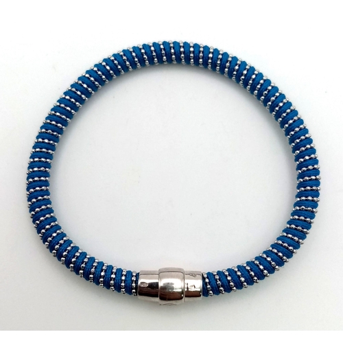 984 - STERLING SILVER WITH BLUE MATERIAL MAGNETIC CLASP BRACELET. 16.5CM LENGTH