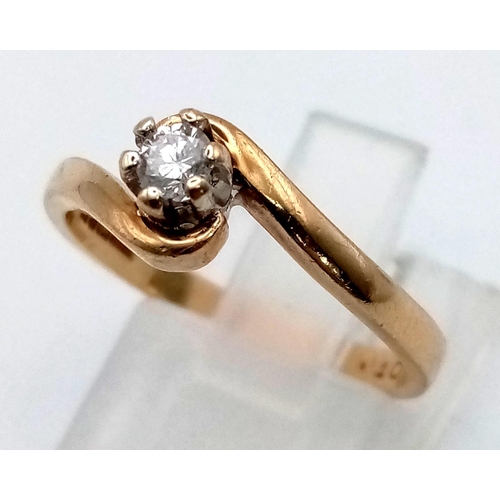 1049 - A 9 K yellow gold solitaire ring with a brilliant cut diamond (0.10 carats). Size: M, weight: 2.3 g.