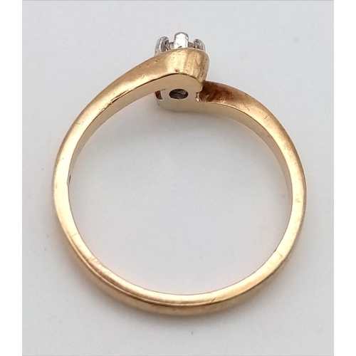 1049 - A 9 K yellow gold solitaire ring with a brilliant cut diamond (0.10 carats). Size: M, weight: 2.3 g.