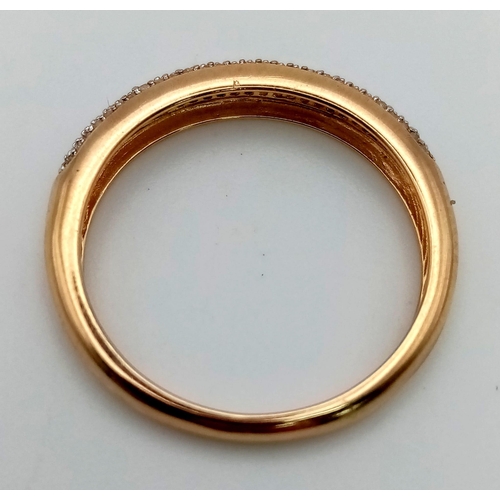 718 - A 9 K yellow gold ring with a diamond (0.12 carats) SET BAND ON TOP. Ring size: M, weight: 1.7 g.