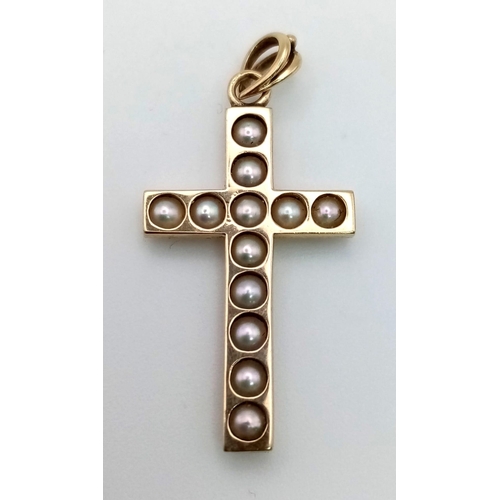 775 - A 9 K yellow gold cross pendant with real natural marine pearls. Height: 28 mm, weight: 2 g.