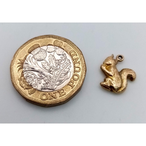 1027 - A 9 K yellow gold squirrel charm. weight: 0.8 g.