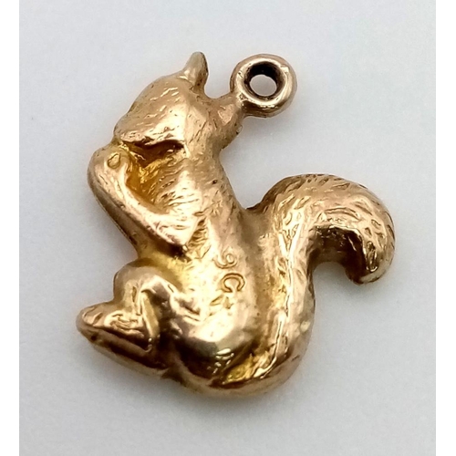 1027 - A 9 K yellow gold squirrel charm. weight: 0.8 g.