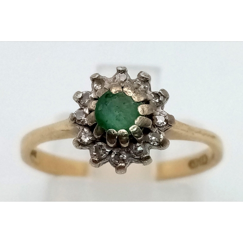 1042 - A 9 K yellow gold ring with a central emerald surrounded by diamonds. Size: L, weight: 1.9 g.