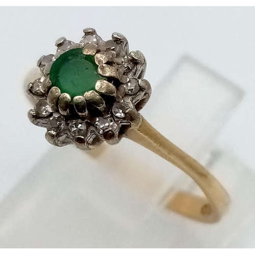 1042 - A 9 K yellow gold ring with a central emerald surrounded by diamonds. Size: L, weight: 1.9 g.