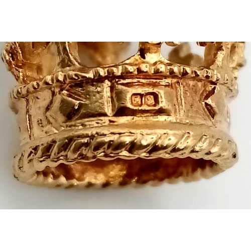 381 - A 9 K yellow gold charm in the shape of a crown. Beautiful detail. Weight: 6 g.