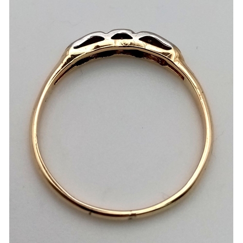 668 - A 14 K yellow gold ring with five diamonds on top. Ring size: O, weight: 1.5 g.