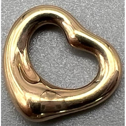 691 - An 18 K yellow gold TIFFANY & Co heart shaped gold pendant/charm. Weight: 1.1 g.