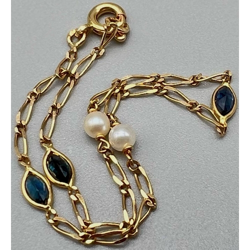 705 - An 18 K yellow gold chain bracelet with natural pearls and sapphires. Length: 18 cm, weight: 1.6 g.