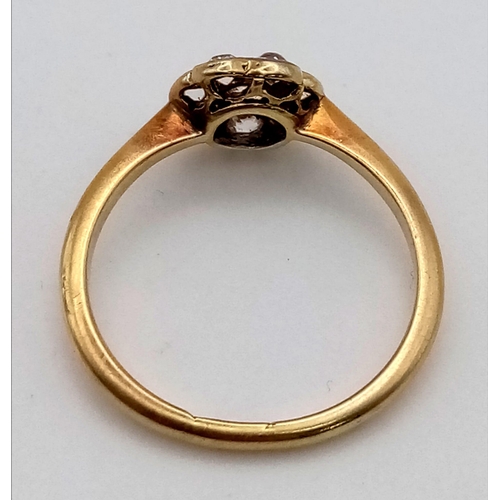 719 - An 18 K yellow gold ring with a cluster of diamonds (0.25 carats). Size: J, weight: 1.7 g.