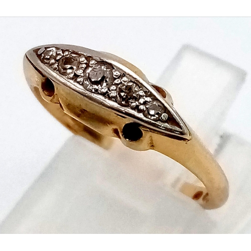 943 - An 18 K yellow gold ring with five diamonds. Size: L, weight: 2.7 g.