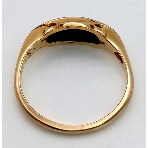 943 - An 18 K yellow gold ring with five diamonds. Size: L, weight: 2.7 g.