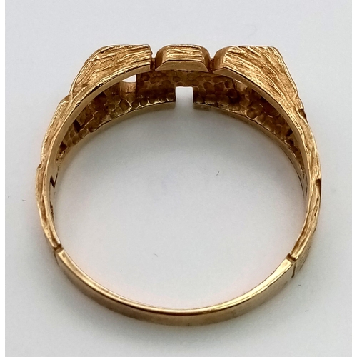 957 - A 9 K yellow gold DAD ring. Size: W, weight: 4.7 g.