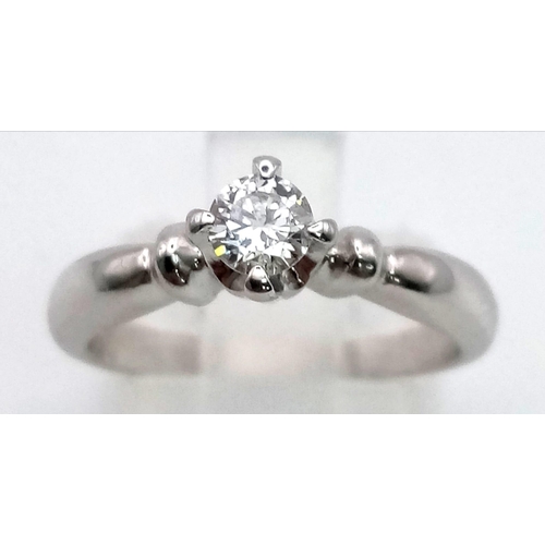 102 - An 18 K white gold solitaire ring with a brilliant cut diamond (0.35 carats). Ring size: K, weight: ... 