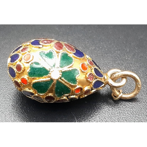 130 - An 18 k yellow gold and enamel egg charm. Weight: 3.8 g.