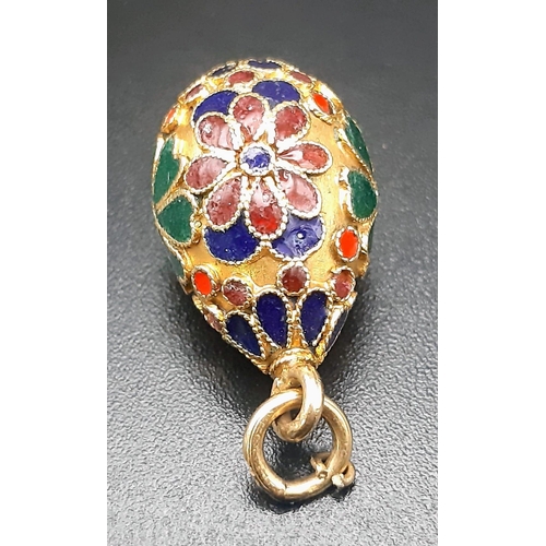 130 - An 18 k yellow gold and enamel egg charm. Weight: 3.8 g.