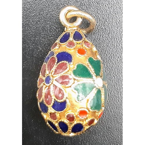 130 - An 18 k yellow gold and enamel egg charm. Weight: 3.8 g.