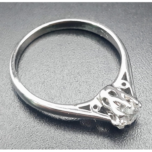 241 - An 18 K white gold solitaire diamond (0.25 carats) ring. Size: J, weight: 2.1 g.