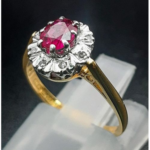 353 - An 18 K yellow gold ring with a central ruby surrounded by diamonds. Size: K, weight: 2.8 g.