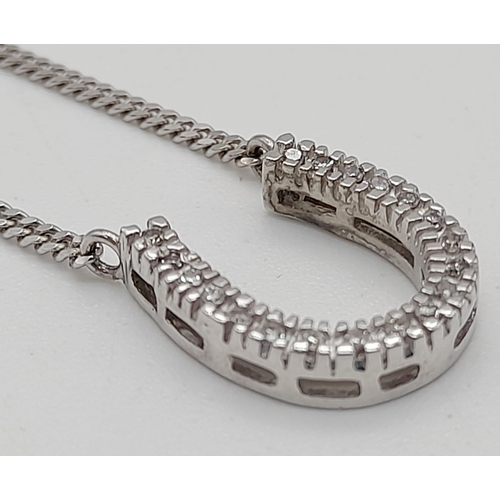 723 - A 9 K white gold chain necklace with a diamond encrusted horseshoe. Length: 41 cm, weight: 3.4 g.