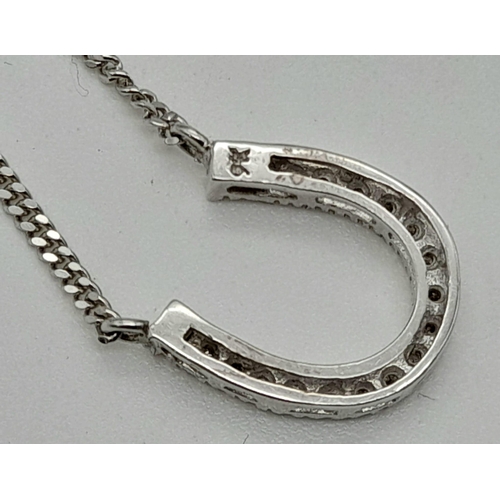 723 - A 9 K white gold chain necklace with a diamond encrusted horseshoe. Length: 41 cm, weight: 3.4 g.