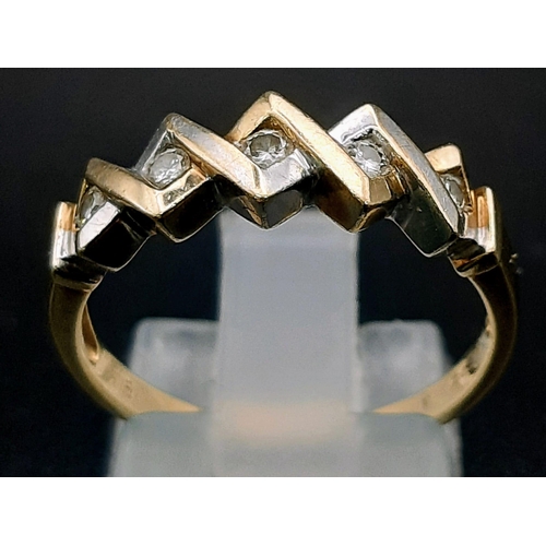 731 - A 9 K yellow gold ring with diamonds in a zig zag design. Size: O, weight: 2.5 g.