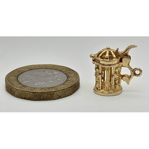 761 - A 9 K yellow gold charm in the shape of a tankard with an opening lid. weight: 2.4 g.