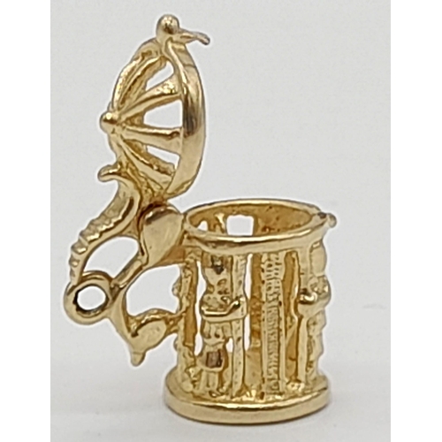 761 - A 9 K yellow gold charm in the shape of a tankard with an opening lid. weight: 2.4 g.