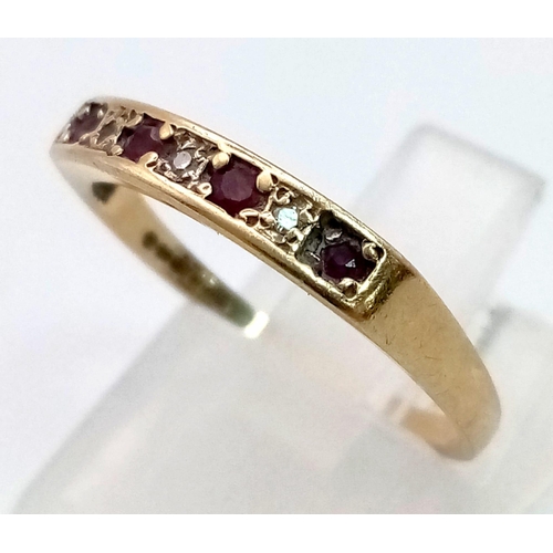 782 - A 9 K yellow gold ring with alternating diamonds and rubies on top. Size: M, weight: 1.4 g.