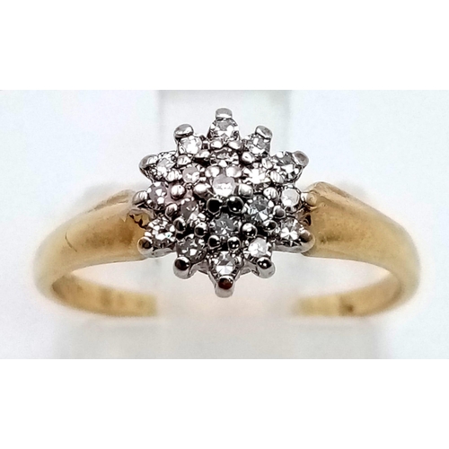 900 - A 9 K yellow gold ring with a cluster of diamonds (0.20 carats). Ring size: J, weight: 1.3 g.