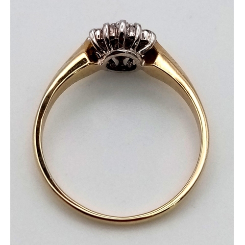 900 - A 9 K yellow gold ring with a cluster of diamonds (0.20 carats). Ring size: J, weight: 1.3 g.