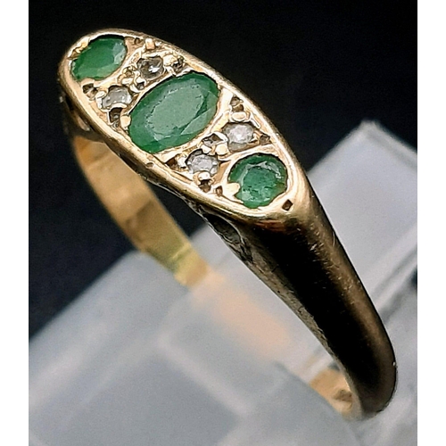 971 - A 9 K yellow gold ring with emeralds and diamonds. Size: L, weight: 2.1 g.