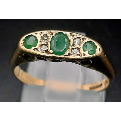 971 - A 9 K yellow gold ring with emeralds and diamonds. Size: L, weight: 2.1 g.