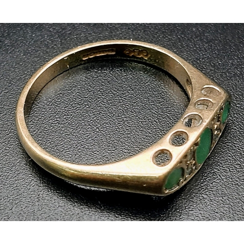 971 - A 9 K yellow gold ring with emeralds and diamonds. Size: L, weight: 2.1 g.