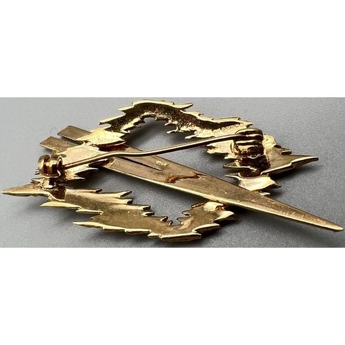 373 - A Unique 9K Yellow Gold Artists Palette and Paintbrush Brooch. The perfect gift for the painter in y... 