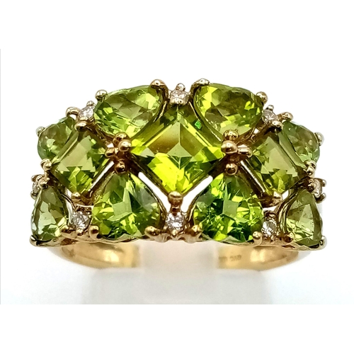 570 - A 9K Yellow Gold Heart and Diamond-Shaped Peridot Ring. Three rows of hearts and diamond shapes with... 