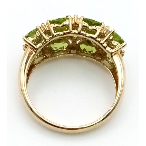 570 - A 9K Yellow Gold Heart and Diamond-Shaped Peridot Ring. Three rows of hearts and diamond shapes with... 