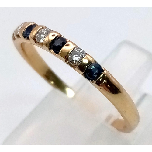 697 - A 9 K yellow gold ring with alternating diamonds and sapphires. Ring size: O, weight: 1.8 g.