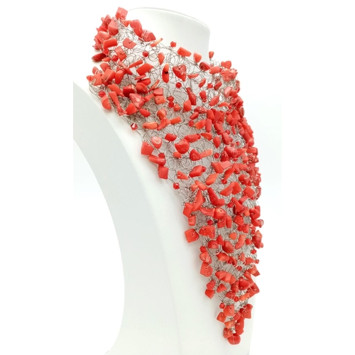 210 - A beautiful and substantial red coral bib necklace. Drop: 20 cm, total weight: 110g. For the one who... 