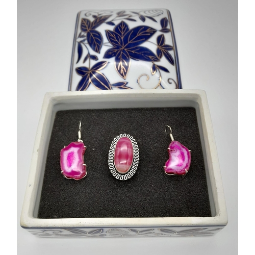 259 - A wonderful, pink, banded, agate, sterling silver ring with matching earrings. Presented in a hand p... 