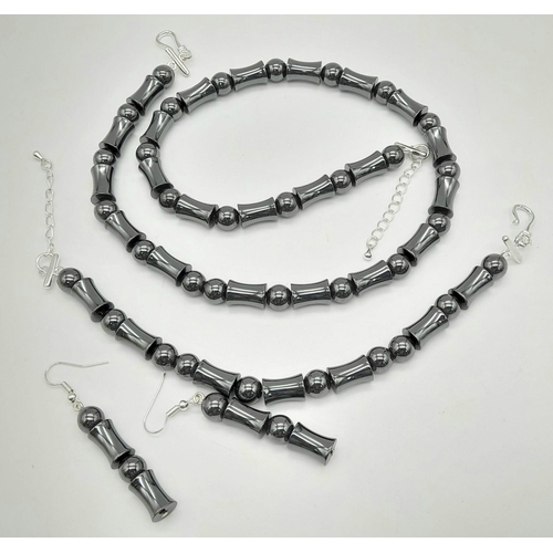 287 - A spectacular, carved hematite, necklace, bracelet and earrings set. Necklace length: 49-53 cm, brac... 