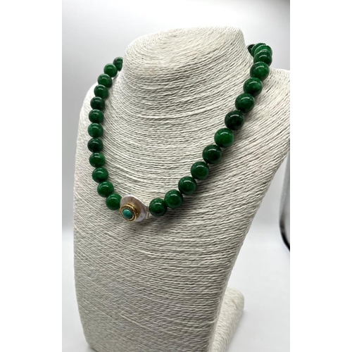 321 - A Green Malachite, Jade and Fresh Water Coin Pearl Necklace. A cultured freshwater white coin pearl ... 