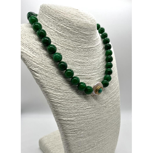 321 - A Green Malachite, Jade and Fresh Water Coin Pearl Necklace. A cultured freshwater white coin pearl ... 