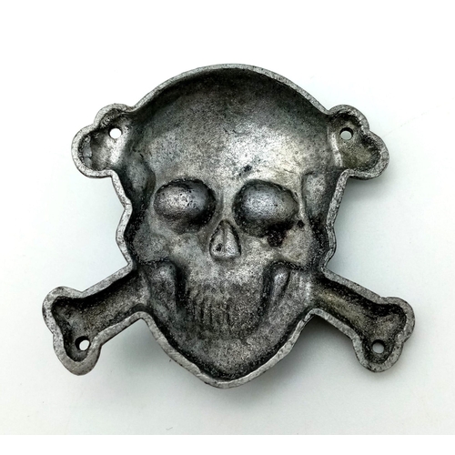 366 - A WW2 Italian Republica Social Italiana (R.S.I) Beret Skull Badge.