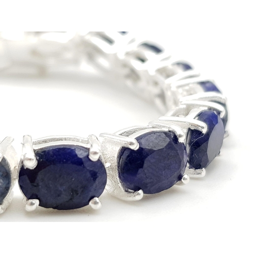 331 - An Oval Cut Blue Sapphire Tennis Bracelet set in 925 Silver.
22 sapphires. 19cm. 20.64g total weight... 