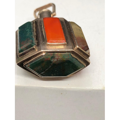 61 - A high carat gold rare antique 19th century gold and agate/jade flask possibly Scottish.
Panelled fo... 